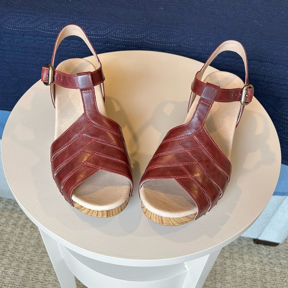 Dansko Mara NWOT sz 9/39 Mahogany Leather Sandals